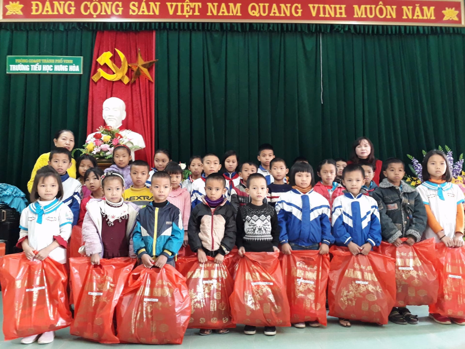 Trường Tiểu học Hưng Hoà  - Trao tặng quà “Tết vì người nghèo”